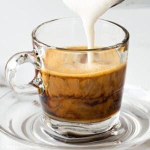 Ginger Coffee Recipe, Ginger Coffee, Cafe Drinks, Cafe Expresso, Coffee Recipes Starbucks, Ginger Drink, Diy Coffee Bar, Happy Drink, Ginger Syrup