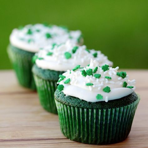 Green Velvet Cupcake Recipe Green Sweets, Green Velvet Cupcakes, Green Velvet Cake, Shamrock Cupcakes, Love From The Oven, Green Cupcakes, Velvet Cake Recipes, Sprinkle Cupcakes, Velvet Cupcakes