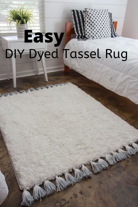 Make an easy DIY dyed tassel rug by using a small rug and yarn. Diy Bath Rug, Easy Crochet Rug, Tassel Rug, Rag Rug Diy, Diy Dye, Homemade Home Decor, Diy Tassel, Diy Carpet, Home Decorating Ideas