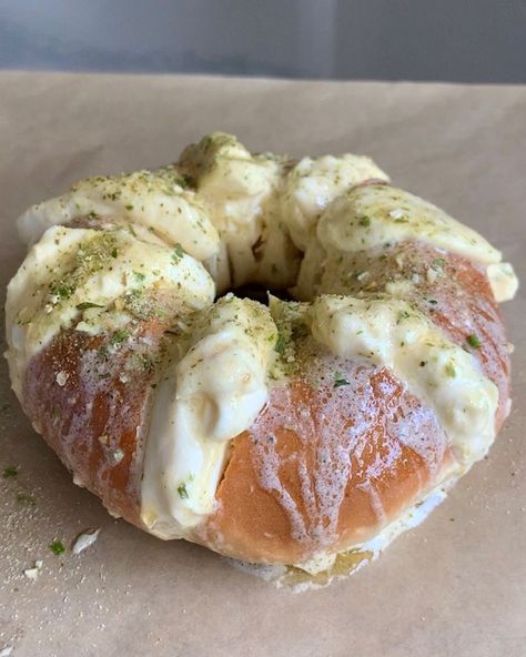 Calic Bagel Recipe, Viral Bagel Recipe, Garlic Cream Cheese Bagel, Garlic Cream Cheese Stuffed Bagels, Cream Cheese Stuffed Bagels, Stuffed Bagels, Digestive Health Recipes, Bagel Bites Recipe, Paleo Smoothies