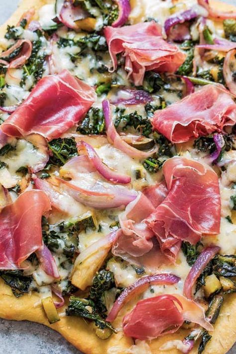 20 Flatbread Recipes That Are Better Than Pizza #purewow Flatbread Pizza Recipe, Italian Side Dishes, Flatbread Pizza Recipes, Cheese Flatbread, Averie Cooks, Italian Side, Garlic Cheese, Flatbread Recipes, Fast Dinners