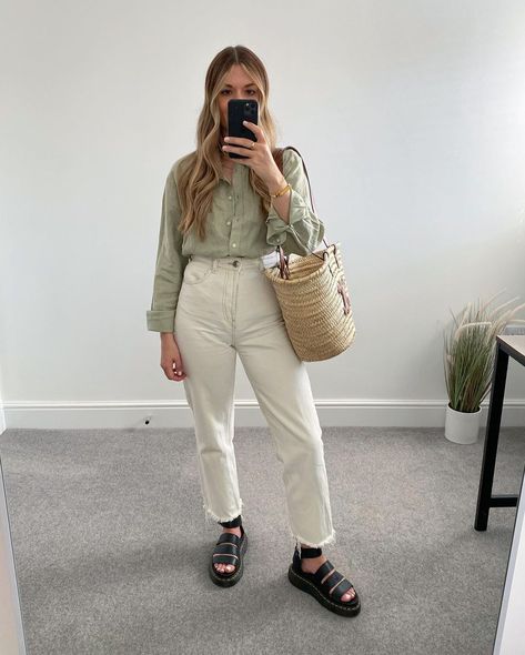 Khaki Shirt Outfit Women, Khaki Shirt Outfit, Olive Green Shirt Outfit, Linen Shirt Outfit Women, Green Linen Trousers, Green Shirt Outfits, Linen Shirt Outfit, Khakis Outfit, Shirt Outfit Summer