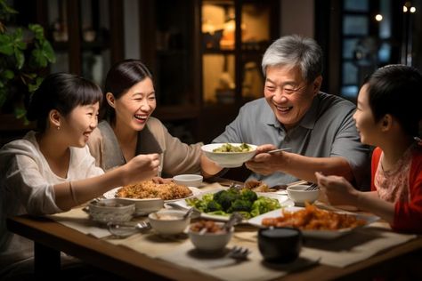 Free Photo | View of people attending the chinese new year reunion dinner Chinese New Year Dinner, Chinese Family, Asian Family, Chinese People, G Photos, Family Eating, Family Dining, Family Cooking, Cooking Together