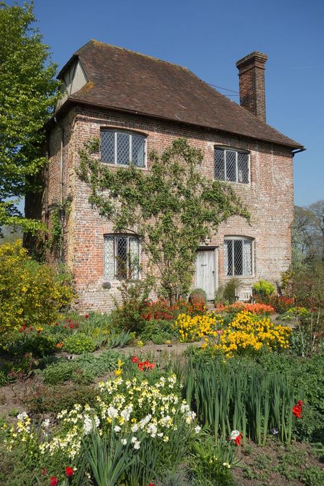 Italian Cottage Aesthetic, Italian Countryside House, Italian Cottage, English Country Cottages, English Houses, Stone Cottages, Cottage Aesthetic, Fairytale Cottage, Country Cottage Decor