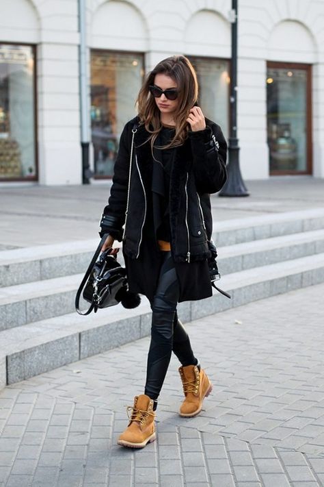 Tips How to Wear Timberland Boots in Tune With The Trends of Today How To Wear Timberlands, Timberland Outfit, Black Shearling Jacket, Timberland Boots Outfit, Timberland Outfits, Chique Outfit, Timberland Boots Women, Timberlands, Cooler Look