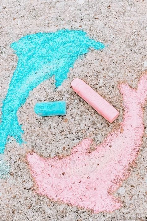 Preppy Chalk, Easy Chalk Drawings, Chalk Art Ideas, Street Chalk Art, Fun Chalk Art, Walk Idea, Beachy Art, Chalk Design, Sidewalk Chalk Art