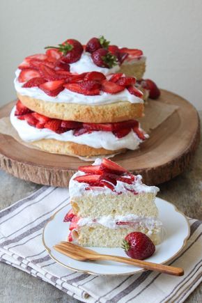 Nothing beats a good, old Victoria sponge recipe. Use fresh strawberries to give it a redder look and fruitier taste. Victoria Sponge Recipe, Strawberry Layer Cakes, Delicious Strawberry Cake, Savory Cakes, Strawberry Shortcakes, Strawberry Theme, Decorative Cakes, Cake Strawberry, Strawberry Cakes