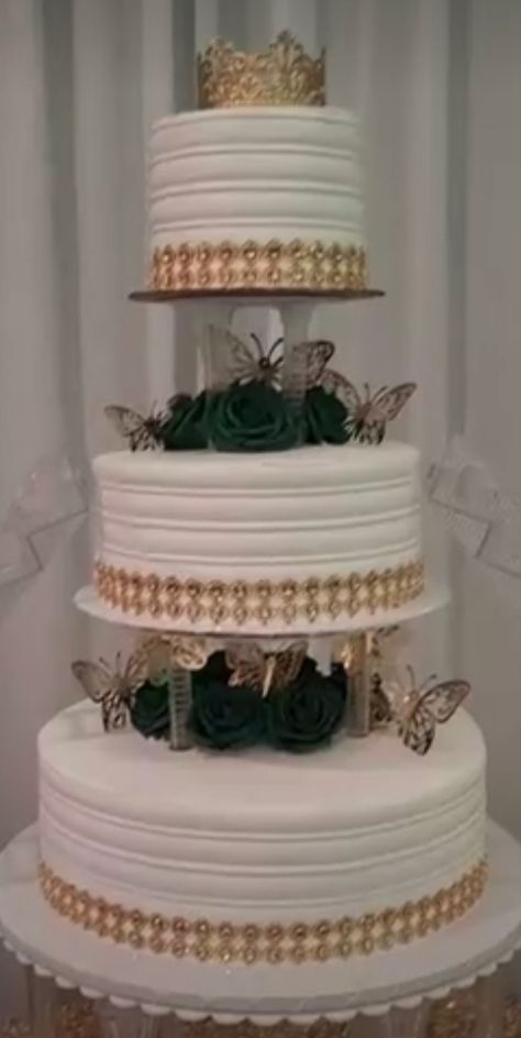 Enchanted Forest Theme Quinceanera, Emerald Green Quinceanera Theme, Green Quinceanera Theme, Red Quinceanera Ideas, Gold And White Cake, Quince Cakes, Quince Cake, Quince Themes, Mexican Quinceanera Dresses