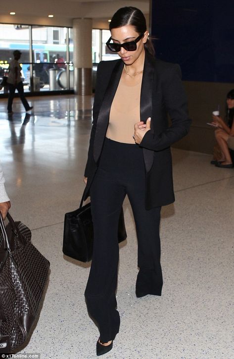 Kim Kardashian displays slender figure as she and Kanye jet out of LA #dailymail Kim Kardashian Blazer, Wedding Flow, Yeezy Style, Estilo Kim Kardashian, Yolanda Foster, Estilo Kardashian, Workwear Chic, Walking Closet, Kim Kardashian Outfits