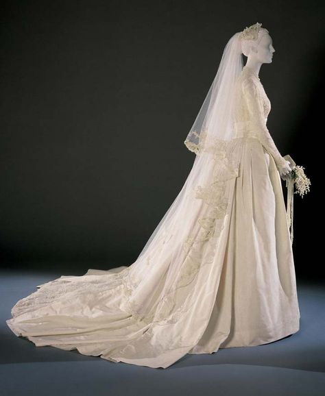 Iconic wedding dresses: Grace Kelly | The Wedding Secret Magazine Grace Kelly Wedding Dress, Grace Kelly Wedding, Princess Style Wedding Dresses, Helen Rose, Rose Wedding Dress, Iconic Weddings, Dutch Golden Age, Trendy Wedding Dresses, Philadelphia Museum Of Art