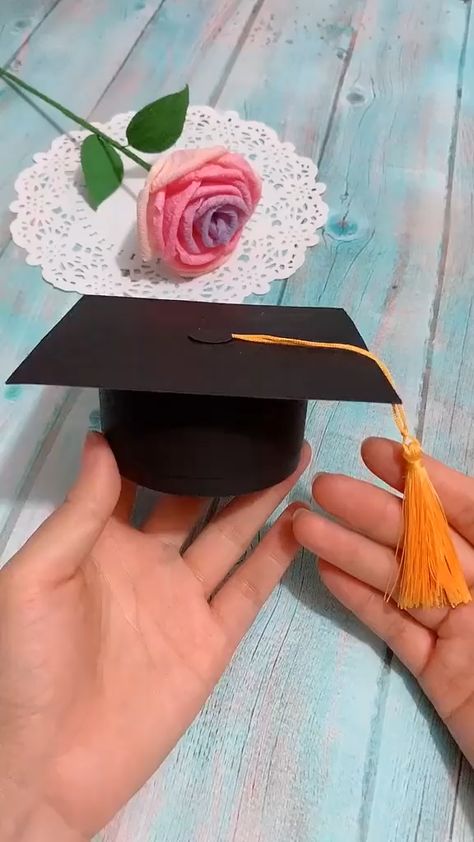 DIY Bachelor Cap Box #DIY #Bachelor #Cap #Box Amazon Outlet, Hadiah Diy, Kraf Kertas, Gift Making, Seni Dan Kraf, Cool Paper Crafts, Paper Craft Diy Projects, Graduation Diy, Origami Crafts Diy