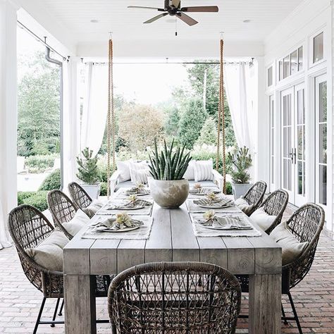 Outdoor dining with Serena & Lily April Tomlin Exterior, April Tomlin, Patio Dining Area, Porch Dining, Design Per Patio, Dinning Tables, Dining Outdoor, Patio Layout, Dream Patio