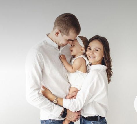 Family Potrait Idea, Studio Family Portraits With Baby, Family Photo Studio, Studio Family Portraits, Family Potrait, Mother Baby Photography, Big Family Photos, Family Studio Photography, Family Photos With Baby