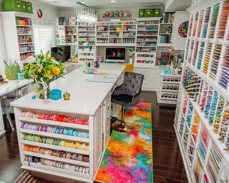 Creative Spaces We Love: Keisha Charles - Scrapbook & Cards Today Magazine Jewelry Craft Room, Craft Room Design Inspiration, Craft Shed Interior Ideas, Hobby Room Ideas Layout, Craft Room Set Up, Hobby Station, Small Store Design, Dream Art Room, Card Organization