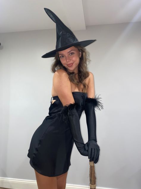 Preppy Witch Costume, Witch College Halloween Costume, Witch Costume 2023, 2023 Halloween Costumes College, Witch Costume College, Whiches Costume Ideas, Good And Bad Witch Costumes, Wicked Witch And Glinda Costume, Aesthetic Witch Costume Halloween