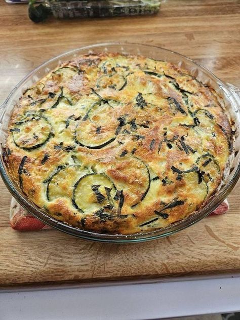 Crustless Zucchini Quiche, Weight Watchers Zucchini, Zucchini Quiche Recipes, Cheese Zucchini, Zucchini Quiche, Zucchini Pie, Weight Watchers Tips, Roasted Garlic Chicken, Crustless Quiche