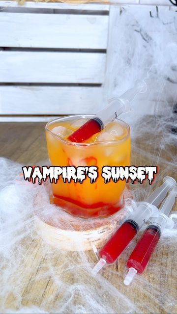 Cocktails with Jess Williamson -📍Miami 🌴 on Instagram: "Vampire’s Sunset 🩸 recipe⤵️ A “bloody” cocktail for a Halloween parrrrtyyy ! 🧛‍♀️🧛🏽‍♀️ (Stop using grenadine pleaseeee) 1.5 oz Amaretto 1 oz Orange Juice 3-5 oz Peach Lemonade Orange edible shimmer Garnish: Bloody syringe (TUTORIAL COMING SOON) —— 1- add your ingredients in an ice filled cocktail 2- garnish with your bloody syringe (TUTORIAL COMING) 3- push out the “blood” before serving #Cheers #CocktailsWithWhiskey #vampire #drinks #halloween #halloween #spookyseason #halloweendecor #cocktails #amaretto #cocktailrecipes #recipeoftheday #autumn #fall #pumpkin" Drinks With Syringes, Orange Halloween Drinks Alcohol, Halloween Cocktail Garnish Ideas, Halloween Syringe Drinks, Halloween Blood Bags Drinks, Halloween Dispenser Drinks, Halloween Cocktail Syringe, Cocktails Amaretto, Halloween Shots In Syringes