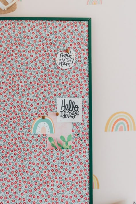 A painted pin board with floral fabric fabric on a white desk - learn how to make a fabric pin board Fabric Photo Board, Fabric Covered Pin Board, Bulletin Board In Bedroom, Pink Pin Board, Diy Fabric Pin Board, Diy Fabric Cork Board, Diy Push Pin Board, Diy Corkboard Ideas, Corkboard Ideas Aesthetic