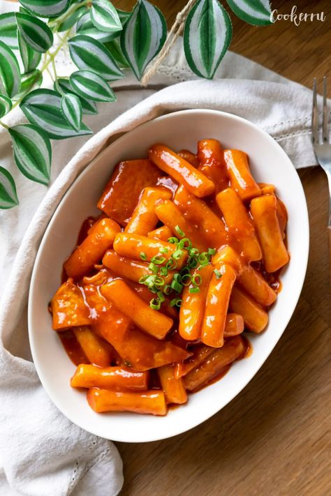 Easy Tteokbokki, Korean Rice Cakes, Tteokbokki Recipe, Korean Street Food Recipes, Korean Rice, Sweet And Spicy Sauce, Spicy Korean, Tasty Recipes Videos, Yummy Comfort Food