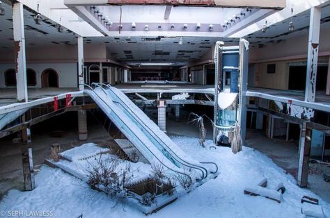 Eerie Photos of Snow Blanketing the Interior of an Abandoned Shopping Mall in Akron, Ohio Abandoned Malls, Dead Malls, Haunting Photos, Surreal Photos, Centre Commercial, Shopping Malls, Ice Age, Clothing Retail, Abandoned Places