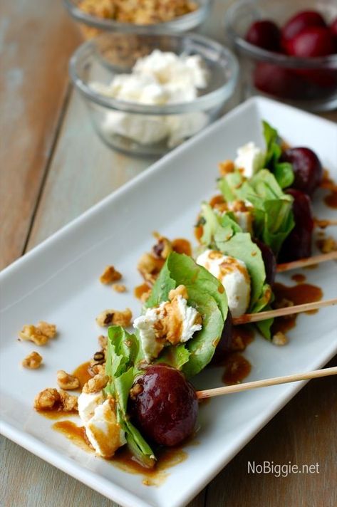 Oscar Party Food! - beet salad on a stick via http://NoBiggie.net Salad On A Stick, Salad Quinoa, Diy Easy Recipes, Resep Salad, No Cook Appetizers, Beet Salad, Buffalo Wings, Snacks Für Party, On A Stick