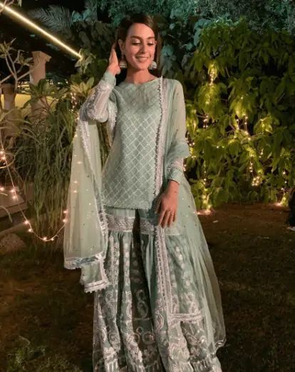 Stunning Dress Styles of Iqra Aziz in Khuda Aur Mohabbat 3 | Showbiz Hut Garara Dress Poses, Gharara Poses, Poses In Garara, Simple Sharara Designs Latest, Goun Pose, Iqra Aziz Dresses, Garara Designs, Gharara Pakistani, Faiza Saqlain