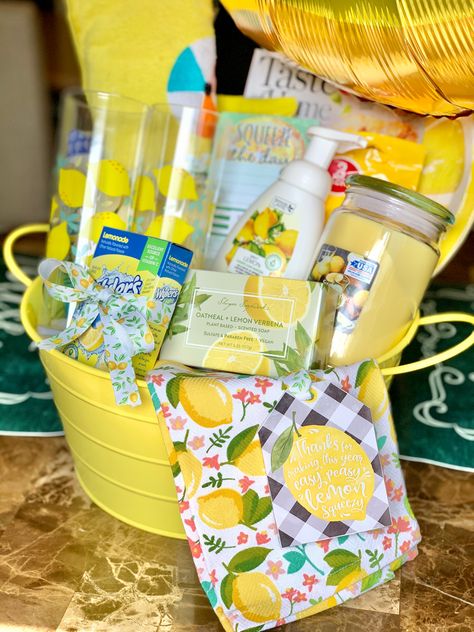 Spring Basket Giveaway Ideas, Lemonade Raffle Basket, Lemonade Basket Ideas, Summer Cocktail Gift Basket, Lemon Teacher Appreciation, Lemon Themed Gifts, Lemon Theme Gift Basket, Summertime Gift Basket Ideas, Lemon Gift Basket Ideas