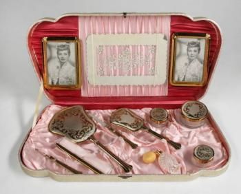 LUCILLE BALL VINTAGE 1950s VANITY SET - Price Estimate: $400 - $600 Antique Vanity Set, Art Deco Dresser, Dresser Accessories, Travel Vanity, Art Deco Vanity, Dresser Set, Dresser Vanity, Antique Vanity, Art Deco Lady