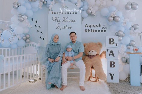 Backdrop Aqiqah Simple, Aqiqah Decoration Simple, Akikah Decoration, Decor Aqiqah Baby Boy, Aqeeqah Party Ideas, Backdrop Aqiqah, Decor Aqiqah, Aqiqah Decoration, Gold Wedding Reception Tables