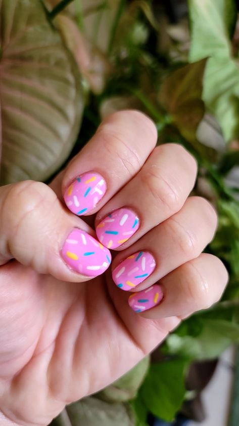 Nail art, nail designs, gel polish, short nails, donut nails Cute Pink Pedicure Ideas, Pink Sprinkle Nails, Sprinkle Nail Designs, Sprinkles Nails, Donut Nail Art, Birthday Cake Nails, Dessert Nails, Cake Nails, Sprinkle Nails