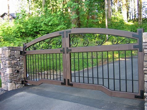 Farm Gates Entrance, Entrance Gates Driveway, Property Gates, Metal Driveway Gates, Iron Fencing, Custom Driveway, Farm Entrance, Ranch Gates, Gate Ideas