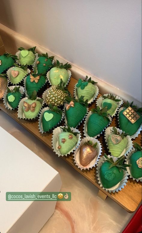 St Patrick's Day Strawberries, Green Candy Table Ideas, Green And Gold Strawberries, Green Cake Pops Ideas, Slytherin Snacks, Green Strawberries Chocolate, Green Treats For Party, Green Deserts Ideas, Green Chocolate Strawberries