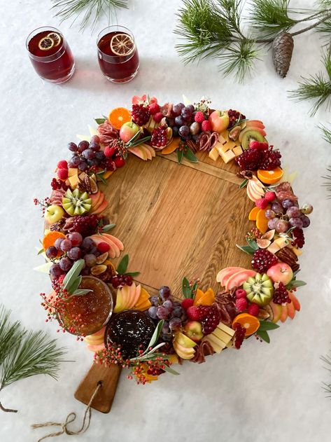 Christmas Cheese Platter, Cheese Wreath, Christmas Cheese Boards, Holiday Cheese Boards, Toasted Baguette, Holiday Cheese, Holiday Platters, Food Fails, Christmas Cheese