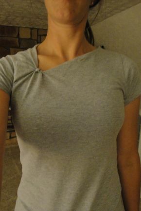 SMMARTideas: Time-Out for Mom: Knotted neckline shirt Tutorial Gamle T Shirts, Diy Cut Shirts, Shirt Makeover, T Shirt Hacks, Shirt Tutorial, Shirt Hacks, Sewing Alterations, Sew Ins, Diy Vetement