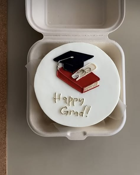 Graduation Bento Cake Design, Graduation Aesthetic Cake, Graduation Mini Cake, Bento Cake Graduation, Graduation Bento Cake, Aesthetic Graduation Cake, Funny Graduation Cake Ideas, Graduation Sheet Cake Ideas, Graduation Cakes For High School