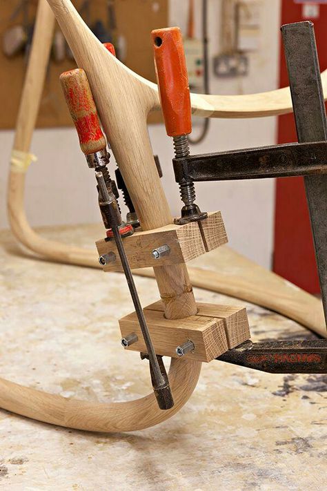 This might be a better solution for clamping up while fixing great-grandpa's odd shaped chair. Wood Joints, Diy Holz, Wood Joinery, Wood Plans, Wood Tools, Homemade Tools, Woodworking Bench, Woodworking Jigs, Woodworking Furniture