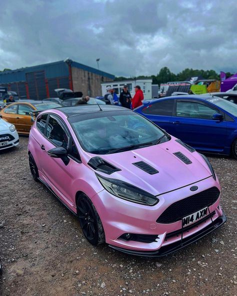 Pink Ford Fiesta, Ford Fiesta Aesthetic, Ford Fiesta Modified, Ford Focus 2010, Future Bike, Car Obsession, Ford St, Car Paint Colors, Girly Car Accessories