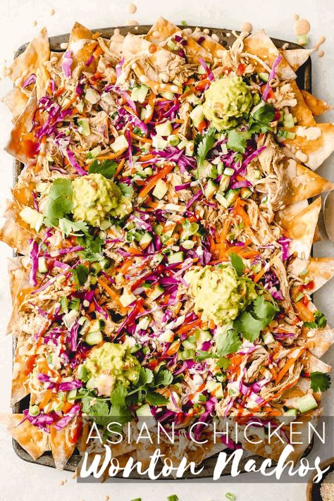 Asian Chicken Wonton Nachos | Destination Delish - The ultimate plate of nachos with an Asian twist! Layers of tender pulled chicken, crisp veggies, and guac piled high on top of sesame wonton chips. #nachos #appetizer Chicken Wonton Nachos, Asian Fusion Appetizers, Nice Appetizers, Nachos Appetizer, Wontons Recipes, Dinner Nachos, Wonton Nachos, Nacho Recipe, Wonton Tacos