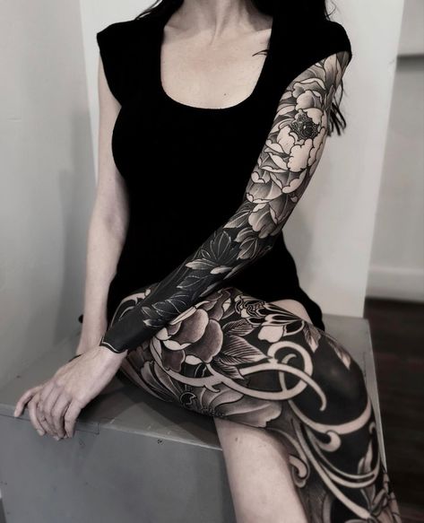 Female Sleeve Tattoos, Tattoo Bein Frau, Sleeve Tattoos Ideas, Voll Arm-tattoos, Black Sleeve Tattoo, Mangas Tattoo, Female Sleeve, Blackout Tattoo, Muster Tattoos