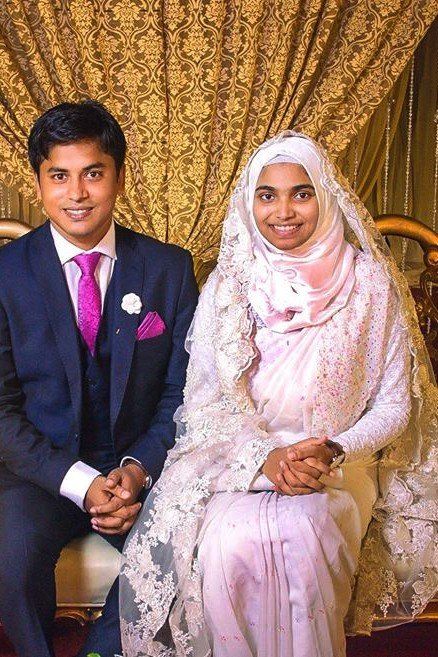 This Muslim Bride Wore Zero Makeup at Her Wedding — And Why She Did It Is Eye-Opening Muslim Brides Indian, Bride With Hijab, Saree With Hijab, Simple Mehndi Dresses, Wedding Saree Designs, Zero Makeup, Muslim Wedding Hijab, Wedding Hijab Styles, Hijabi Brides