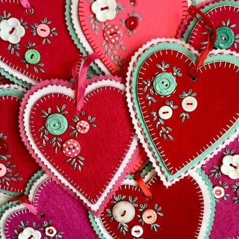 Valentines Day Crafts, Envelope Templates, Handmade Bookmarks, Diy Valentines Decorations, Fabric Hearts, Valentine Projects, Felt Embroidery, Recycle Jeans, My Funny Valentine