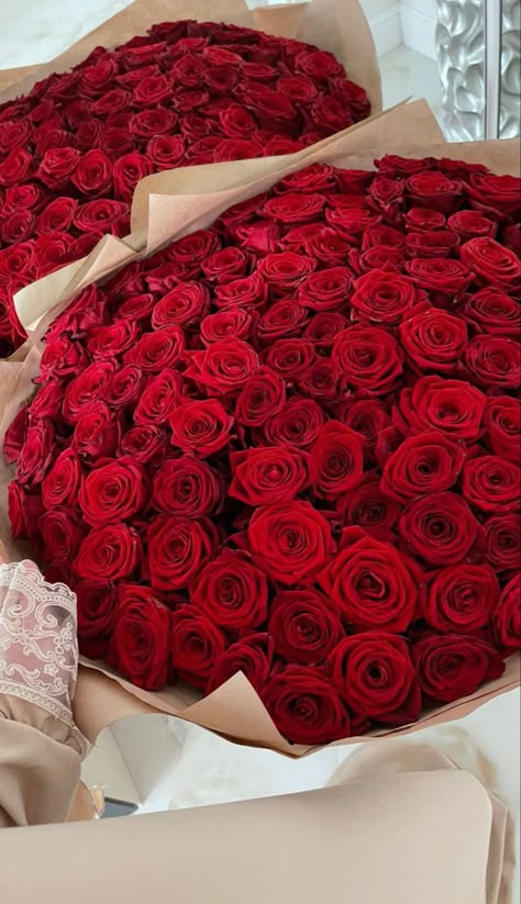 Roses Wallpaper Aesthetic, Roses Wallpaper, Roses Bouquet, Instagram Wallpaper, Aesthetic Iphone, Wallpaper Aesthetic, Red Roses, Bouquets, Roses