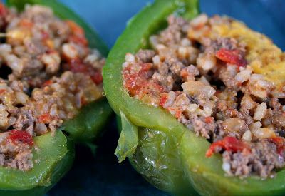 Culturally Confused: Better Homes and Gardens New Cookbook: Stuffed Pep... Better Homes And Gardens Stuffed Peppers, Betty Crocker Stuffed Green Peppers, Betty Crocker Stuffed Peppers, Peppers Ground Beef, Green Pepper Recipes, Sauce Cheddar, Stuffed Peppers Recipe, Cheese Tomato, Bell Pepper Recipes