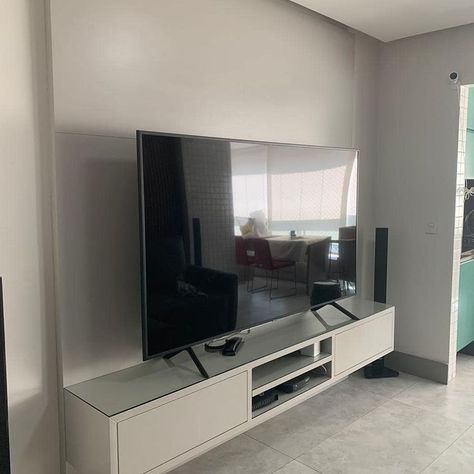 Small Living Room Tv, Tv Grande, Ruang Tv, Kitchen Cabinetry Design, Modern Apartment Living Room, Tv Unit Furniture Design, Tv Stand Designs, Tv Unit Furniture, Big Tv