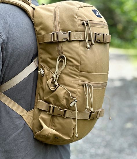 1,300 cu in (21.3L) Skyline Backpack x Coyote Brown. Backed with a Lifetime Warranty. Designed, developed and made in the Pacific NorthWest. #ruckmule #rmg #madeintheusa #americanmade #mountaingear #huntinggear #hiking #backcountry #outdoorgear #pnw #mountains #overland #outdoors Pnw Mountains, Mountain Gear, Pack Design, Tactical Backpack, Vintage Backpacks, Tactical Pants, Hunting Gear, The Pacific Northwest, Bagpack