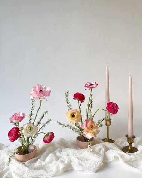 Elena Shelton | Designer on Instagram: "Happy Monday! These beautiful local Ranunculus deserve their own moment to shine. Wouldn’t you agree?! . . . #solsticebloom #solsticebloomdesign #floraldesign #ikebana #ranunculus #love #blooms #spring #springtime #garden #flowers #japanese #bridetobe #weddingplanner #weddinginspiration #la #socal #scbmember #creative #blogger #homedecor #home #travel #vacation #neutralstyle #topanga #losangelesflorist #art #nature #paris" Flower Arrangements Ikebana, Ikebana Arrangements Wedding, Small Floral Arrangements For Tables, Floral Place Setting, Nature Paris, Bridal Era, Flowers Japanese, Flower Table Decorations, Floral Art Arrangements