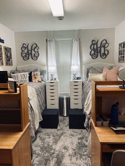 College Dorm Room Ideas Roommate, Realistic Organization, Preppy College Dorm, Dorm Room Setup, Collage Dorm Room, Luxury Dorm Room, Dorm Layout, Collage Dorm, Dorm Room Layouts