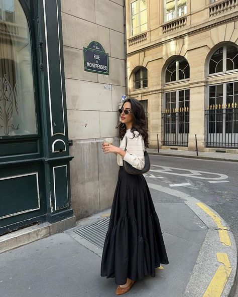 Taïna Cassagnes (@taina.csg) • Instagram photos and videos Casual Long Skirt Outfits, Dress As Skirt, Dress Over Skirt, Black Casual Outfit, Skirt Outfit Aesthetic, Long Skirt Set, Modest Women, Church Fits, Ootd Summer