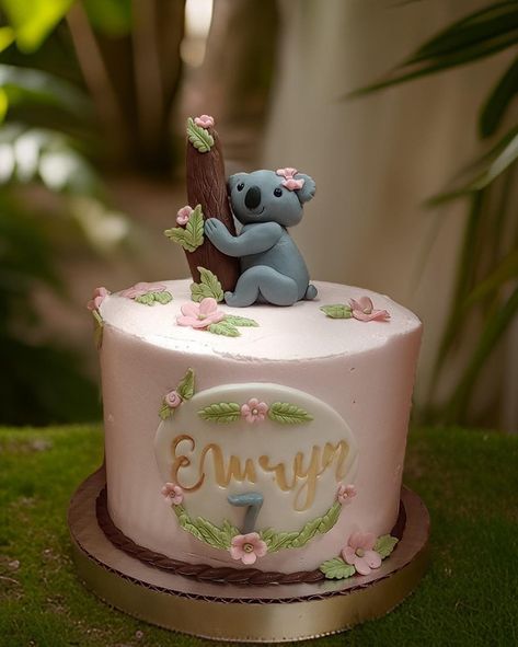 Good Morning! I had the delight of crafting a charming Koala cake for Emryn's 7th birthday last weekend. I thoroughly enjoyed the process and loved the challenge that came with it. This 6-inch, 3-layer chocolate cake features pink signature buttercream and a hand-sculpted fondant Koala, complete with a personalized name plaque, delicate leaves, and beautiful flowers." 💜 Fondant Koala, Koala Cake, Chocolate Layer Cake, Name Plaque, Name Plaques, Fancy Cakes, 7th Birthday, The Challenge, Koala