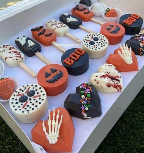 Halloween Wedding Treats, Cakepop Halloween Ideas, Halloween Themed Chocolate Covered Oreos, Cakesicles Ideas Halloween, Halloween Bakesale Ideas, Aesthetic Halloween Desserts, Halloween Chocolate Oreos, Halloween Dessert Box Ideas, Halloween Theme Strawberries